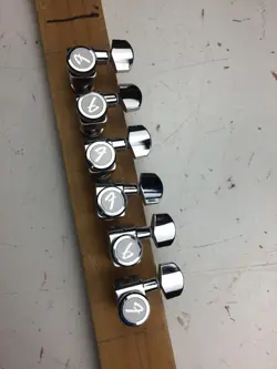 FENDER LOCKING TUNING