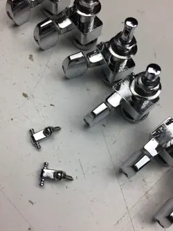 LOCKING TUNING MACHINES