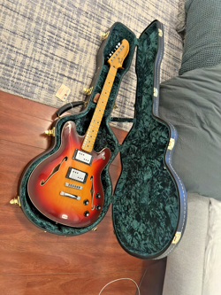 SEMI-HOLLOW BODY ELECTRIC
