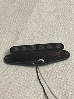 MIDDLE PICKUP STAGGERED-POLE