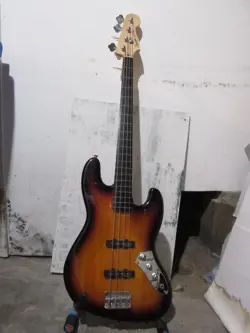 2009 FENDER SQUIER VINTAGE MODIFIED FRETLESS JAZZ BASS DUNCAN'S SUNBURST.