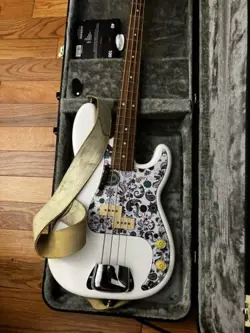 FENDER PRECISION BASS GUITAR