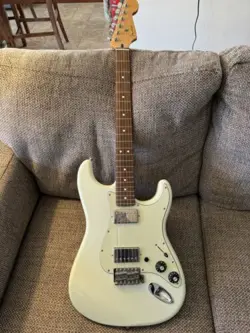 SONIC BLUE FENDER STRATOCASTER BLACKTOP HH