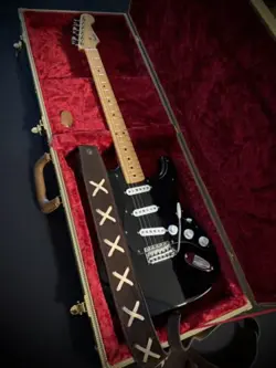 STYLE BLACK STRAT