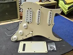 2006 FENDER AMERICAN HSS WHITE LOADED PICKGUARD FOR USA HUMBUCKER STRAT GUITAR