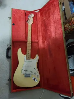 1996 FENDER STRATOCASTER USA 50TH ANNIVERSARY VINTAGE WHITE WITH A MAPLE NECK