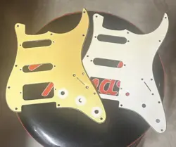 2 SQUIER BY FENDER HSS STRATOCASTER 60'S WHITE/LIGHT CREAM 3 PLY PICKGUARDS