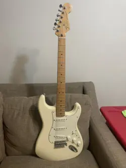 FENDER STRATOCASTER ARCTIC WHITE WITH FENDER HARDSHELL CASE
