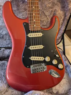 FENDER PLAYER PLUS STRATOCASTER AGED CANDY APPLE RED STRAT GUITAR LUXE HARDCASE