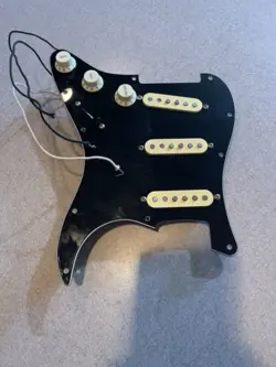 FENDER USA STRAT LOADED PICKGUARD CUSTOM SHOP PICKUPS GUITAR- STAGGERED POLES