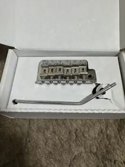 FENDER PURE VINTAGE TREMOLO