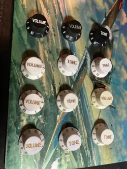 GUITAR KNOBS LOT