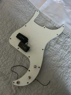 FENDER / SQUIER PRECISION BASS FULLY LOADED PICKGUARD