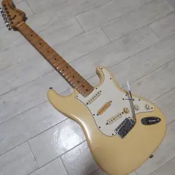 MODEL STRATOCASTER FENDER