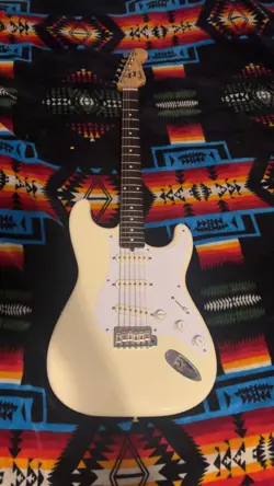 80'S FENDER STRATOCASTER MADE IN JAPAN