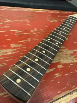 MUSIKRAFT FENDER LIC. VINTAGE STYLE AMERICAN STRATOCASTER ROSEWOOD NECK CLAY DOT