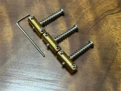 KNURLED BRASS SADDLE