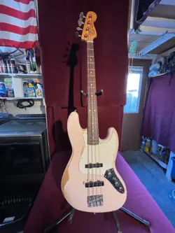 SIGNATURE 4-STRING ELECTRIC