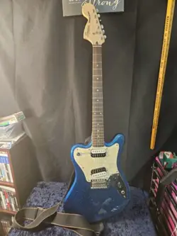 SQUIER BY FENDER PARANORMAL SUPER SONIC LAUREL FINGERBOARD PEARLOI BLUE SPARKLE