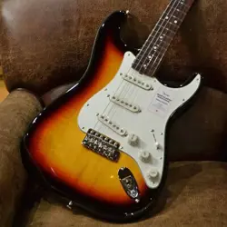 FENDER JAPAN: TRAD. LATE 60S ST ROSEWOOD FINGERBOARD 3-COLOR SUNBURST