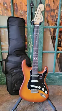 FENDER LIMITED-EDITION AMERICAN PERFORMER  STRATOCASTER - HONEY BURST WITH BAG