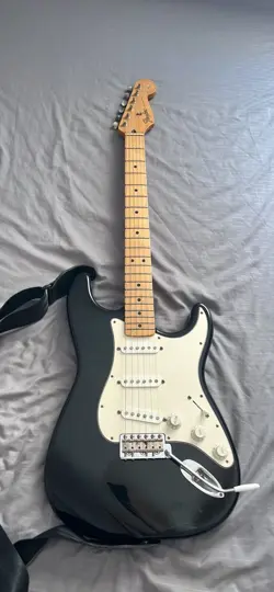 FENDER CALIFORNIA SERIES STRATOCASTER BLACK AND WHITE W CASE  1997/1998