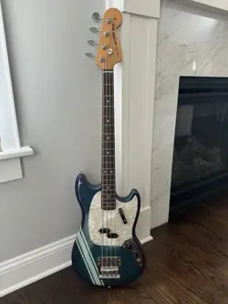 2023 FENDER VINTERA II '70S MUSTANG BASS WITH ROSEWOOD FRETBOARD - COMPETITION