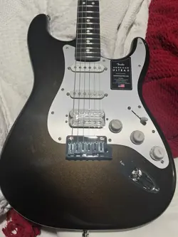 FENDER AMERICAN ULTRA II STRATOCASTER, HSS, TEXAS TEA