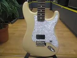 FENDER USA STRATOCASTER USED 2007 MAPLE NECK ROSEWOOD FINGERBOARD WHITE