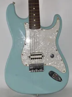 FENDER TOM DELONGE STRATOCASTER ELECTRIC GUITAR W/CASE (SEE DESCRIPTION) (E0078F