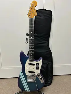 FENDER VINTERA II '70S COMPETITION MUSTANG - COMPETITION BURGUNDY