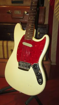 VINTAGE 1966 FENDER MUSICMASTER WHITE