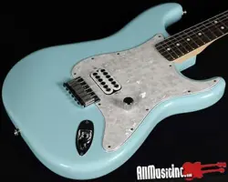 DAPHNE BLUE STRATOCASTER