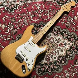 FENDER CLASSIC SERIES  70S STRATOCASTER USED  3.66KG