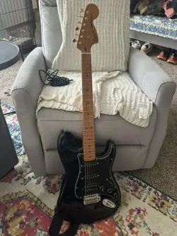 FENDER CLASSIC VIBE '70S STRATOCASTER HSS ELECTRIC GUITAR - BLACK