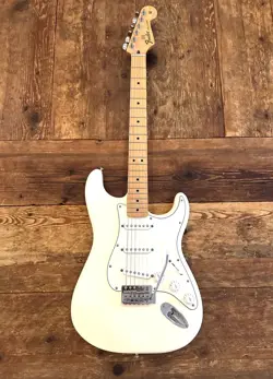 2013 FENDER STRATOCASTER STANDARD MEXICAN GUITAR WITH GIG BAG