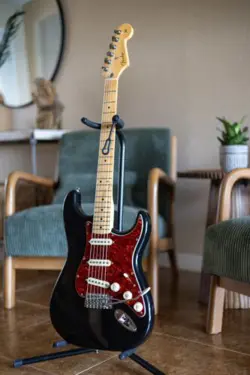 FENDER STRATOCASTER® SPECIAL EDITION  - BLACK