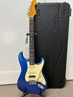 FENDER AMERICAN ULTRA STRATOCASTER HSS WITH ROSEWOOD FRETBOARD - COBRA BLUE