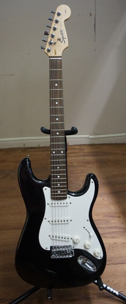 (RI4) SQUIER STRAT BY FENDER AFFINITY SERIES BLACK ELECTRIC GUITAR