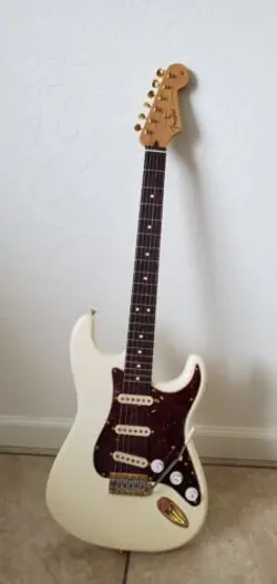 FENDER STRATOCASTER DELUXE