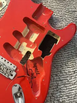 BODY RED GUITAR