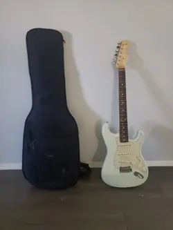 FENDER CLASSIC PLAYER '60S STRATOCASTER ELECTRIC GUITAR SONIC BLUE   GIG BAG