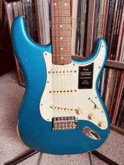 FENDER VINTERA ROAD WORN 60S STRATOCASTER IN LAKE PLACID BLUE