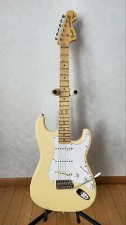 SIGNATURE MODEL STRAT