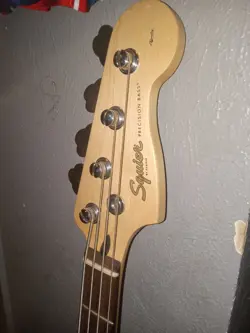 BASS GUITAR 4 STRINGS FENDER