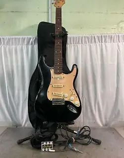 SQUIER BY FENDER STRAT AFFINITY SERIES BLACK ELECTRIC GUITAR BUNDLE