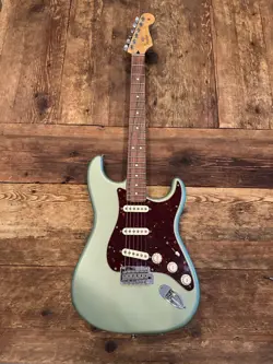 2018 FENDER PLAYER STRATOCASTER  MIM GUITAR MEXICAN WITH GIG BAG