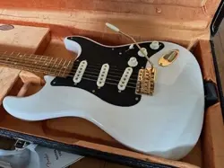 ELECTRIC GUITAR FENDER CUSTOM SHOP AMERICAN CUSTOM STRATOCASTER NOS & HARD CASE