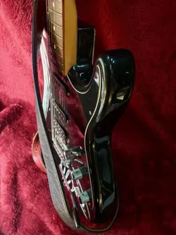 2004 FENDER STRATOCASTER BLACK W/ SEYMOUR DUNCAN PICKUPS & LEATHER STRAP   CASE