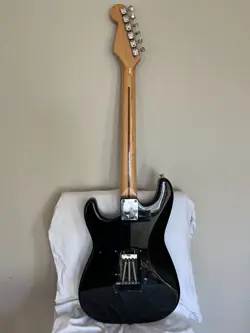 STRATOCASTER BLACK W/MAPLE